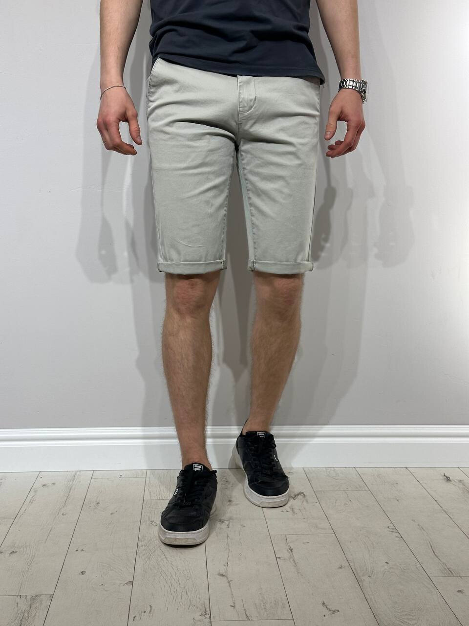 Solīdi, gaiši šorti vīriešiem