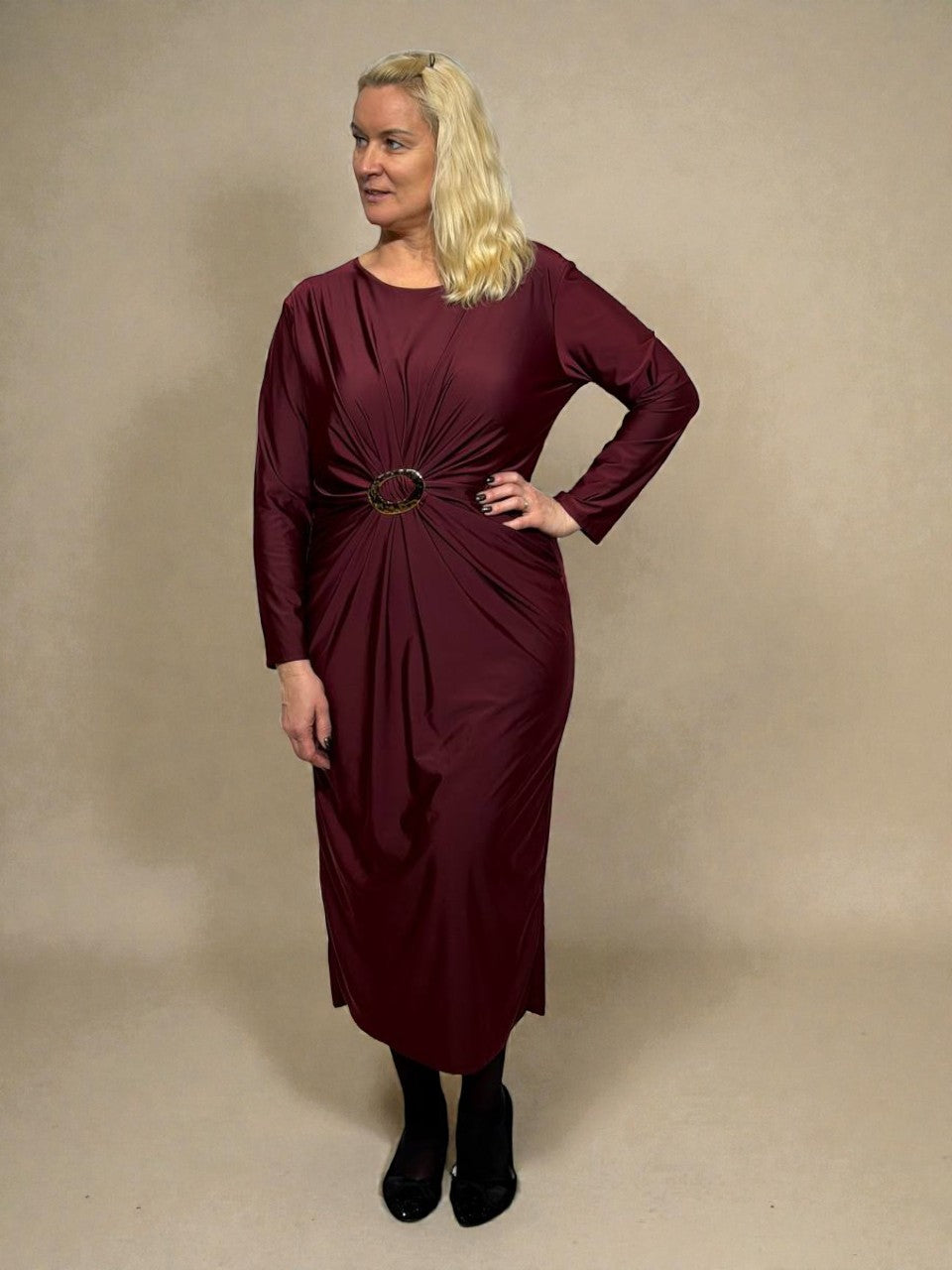 Kleita ar dekoratīvu sprādzi