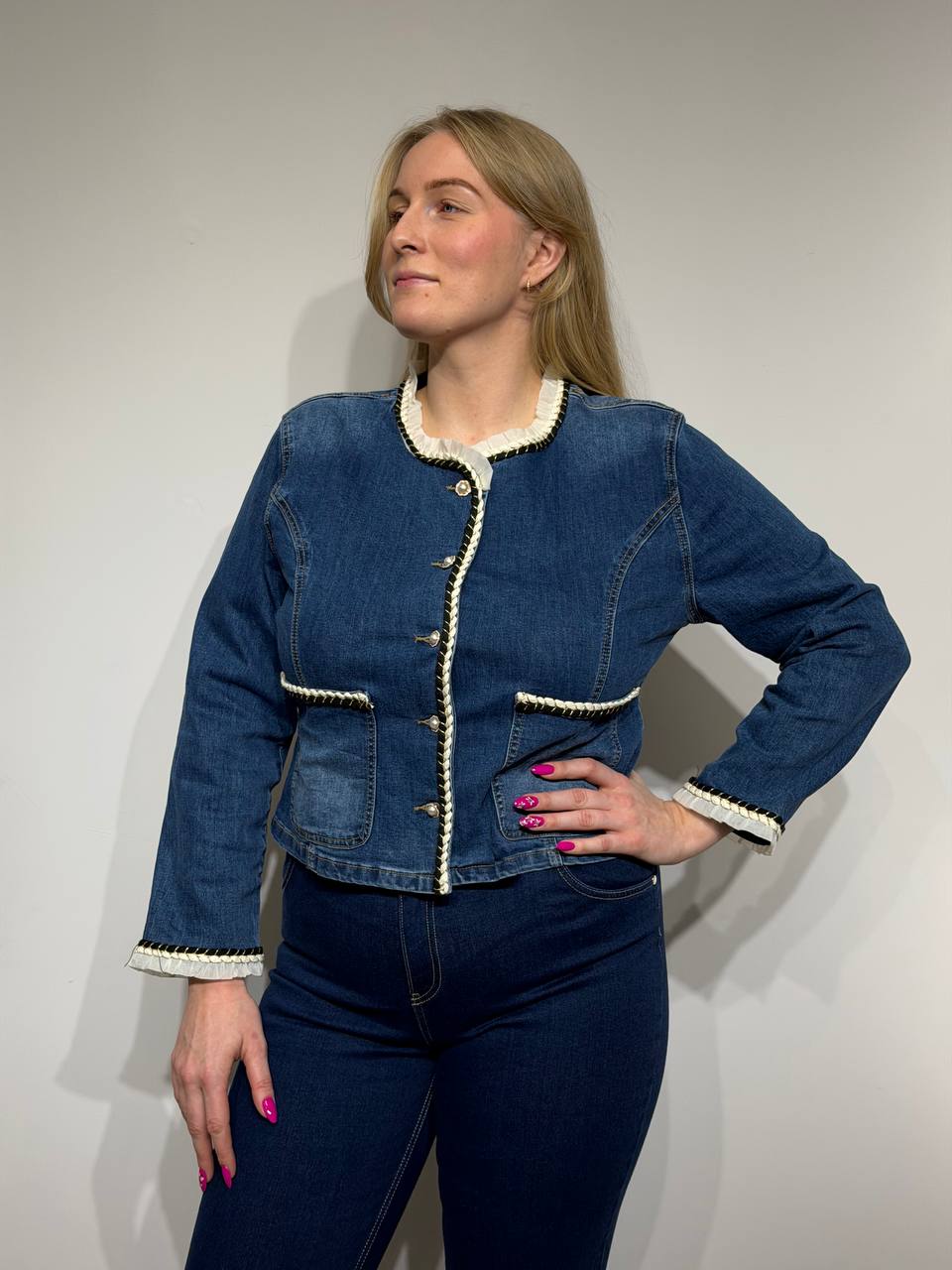 Элегантная джинсовая куртка с декоративной отделкой