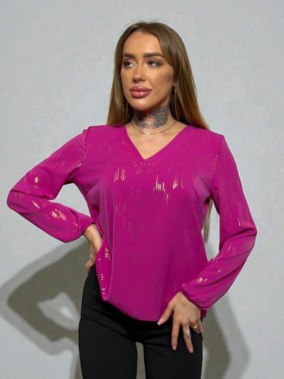 Fuksijas blūze ar V kakla izgriezumu