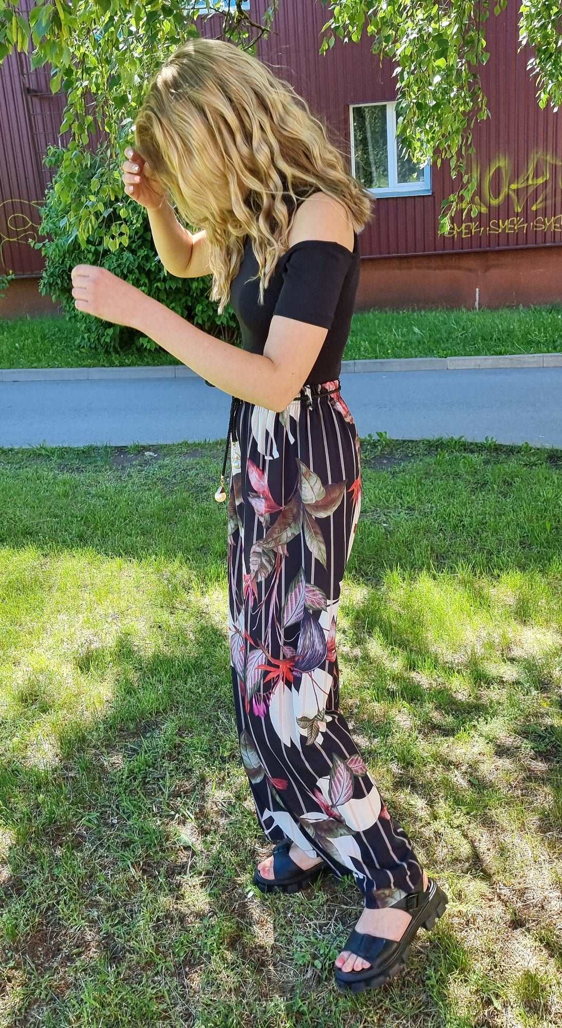 Bikses ar platām starām