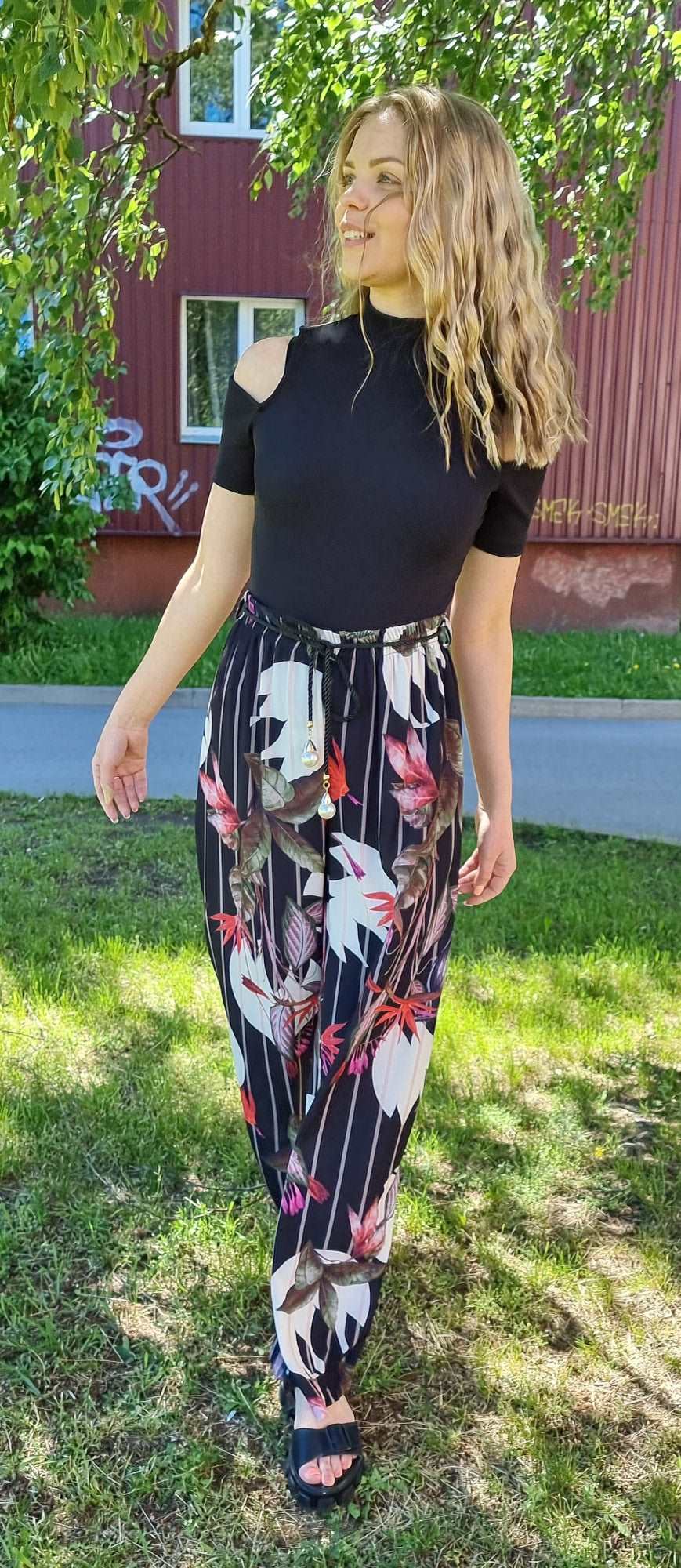 Bikses ar platām starām