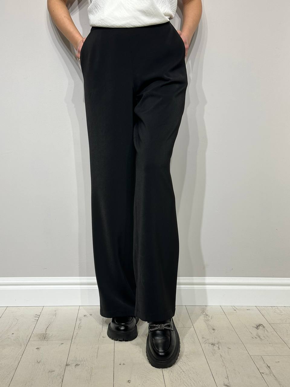 Melnas sieviešu bikses