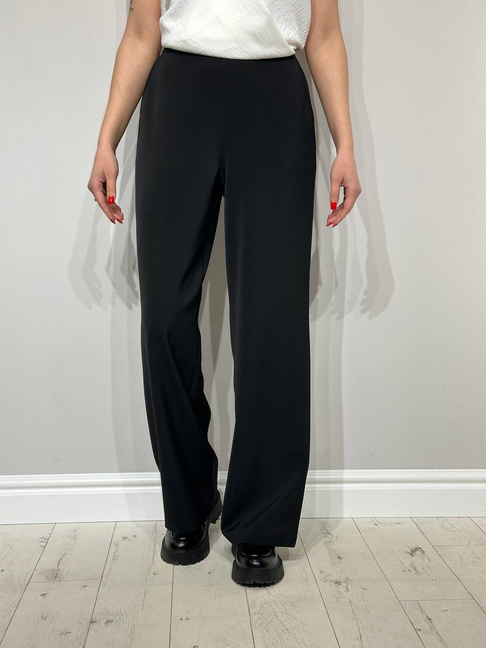 Melnas sieviešu bikses