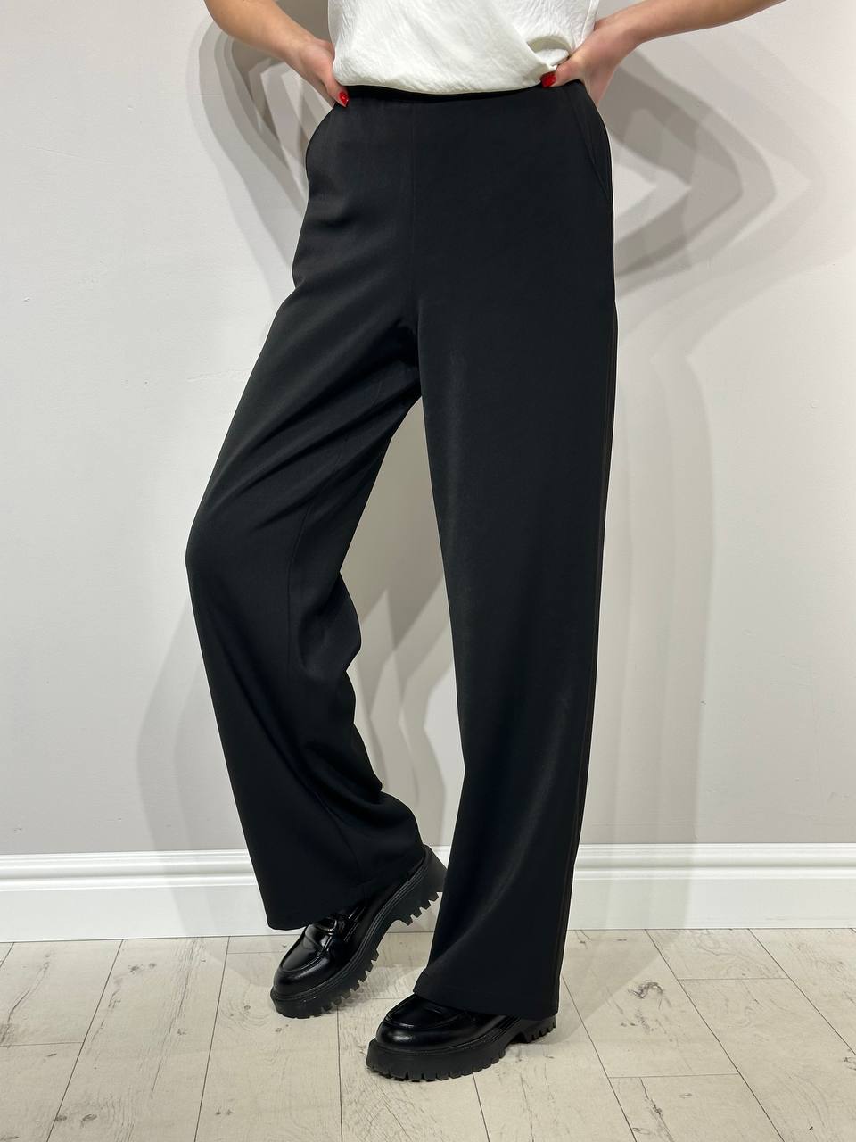 Melnas sieviešu bikses