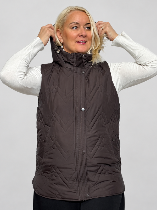 Stepēta pagarināta veste ar kapuci