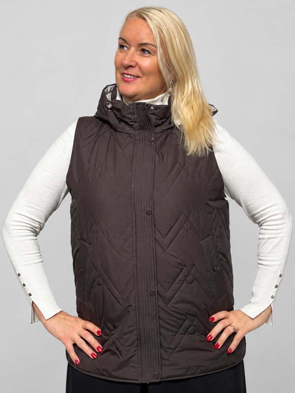 Stepēta pagarināta veste ar kapuci