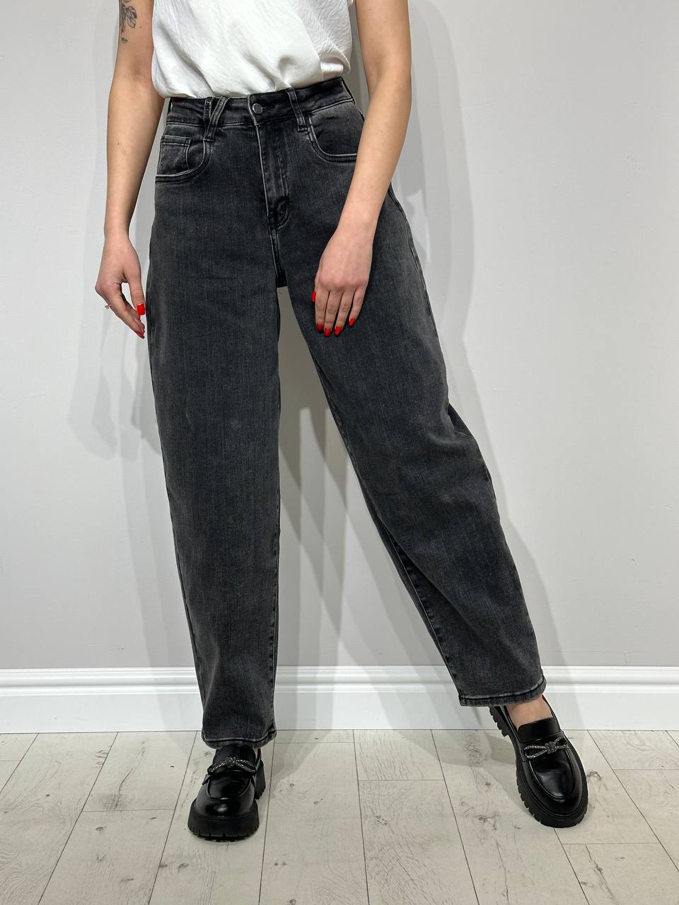 Plati_džinsi_grafīta