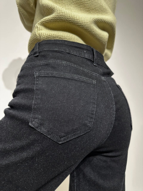 Lankstūs ir platūs moterų džinsai