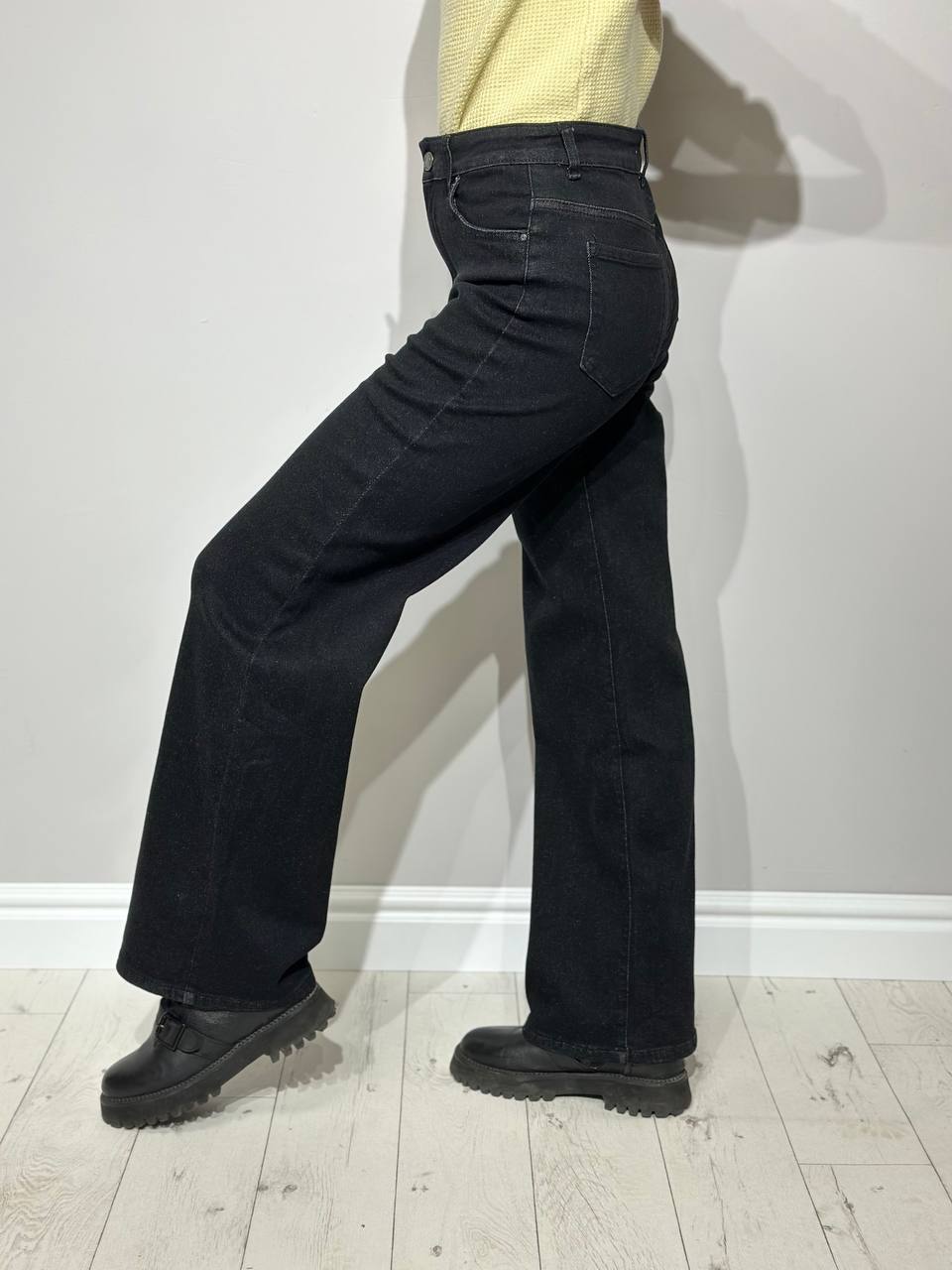 Lankstūs ir platūs moterų džinsai