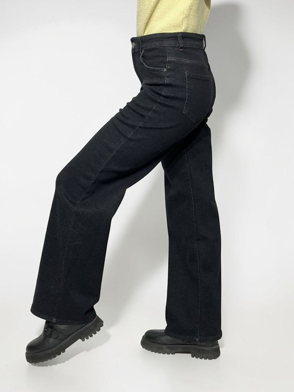 Flexible and wide women's jeans