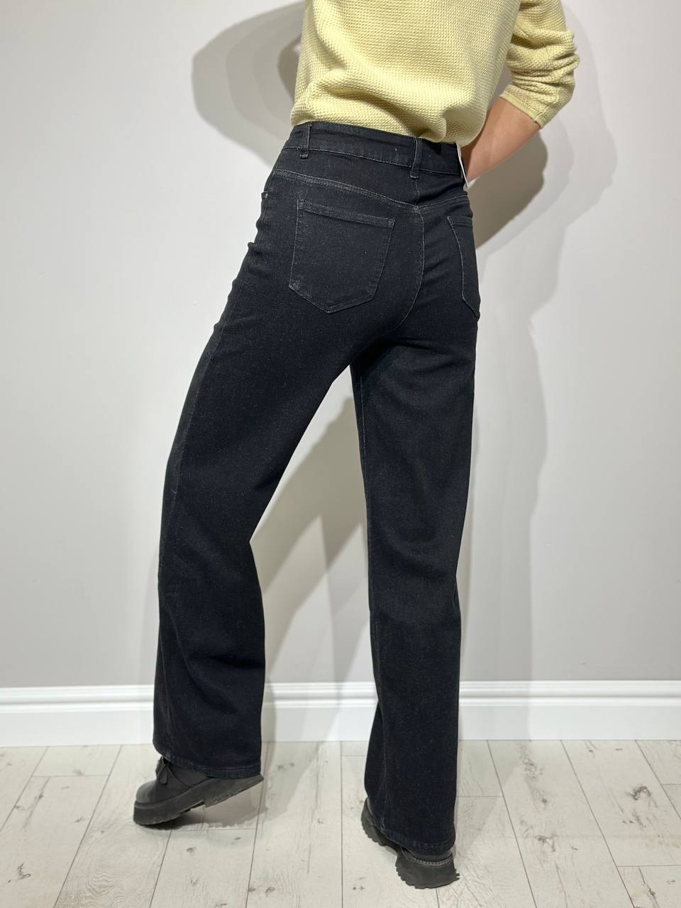 Lankstūs ir platūs moterų džinsai