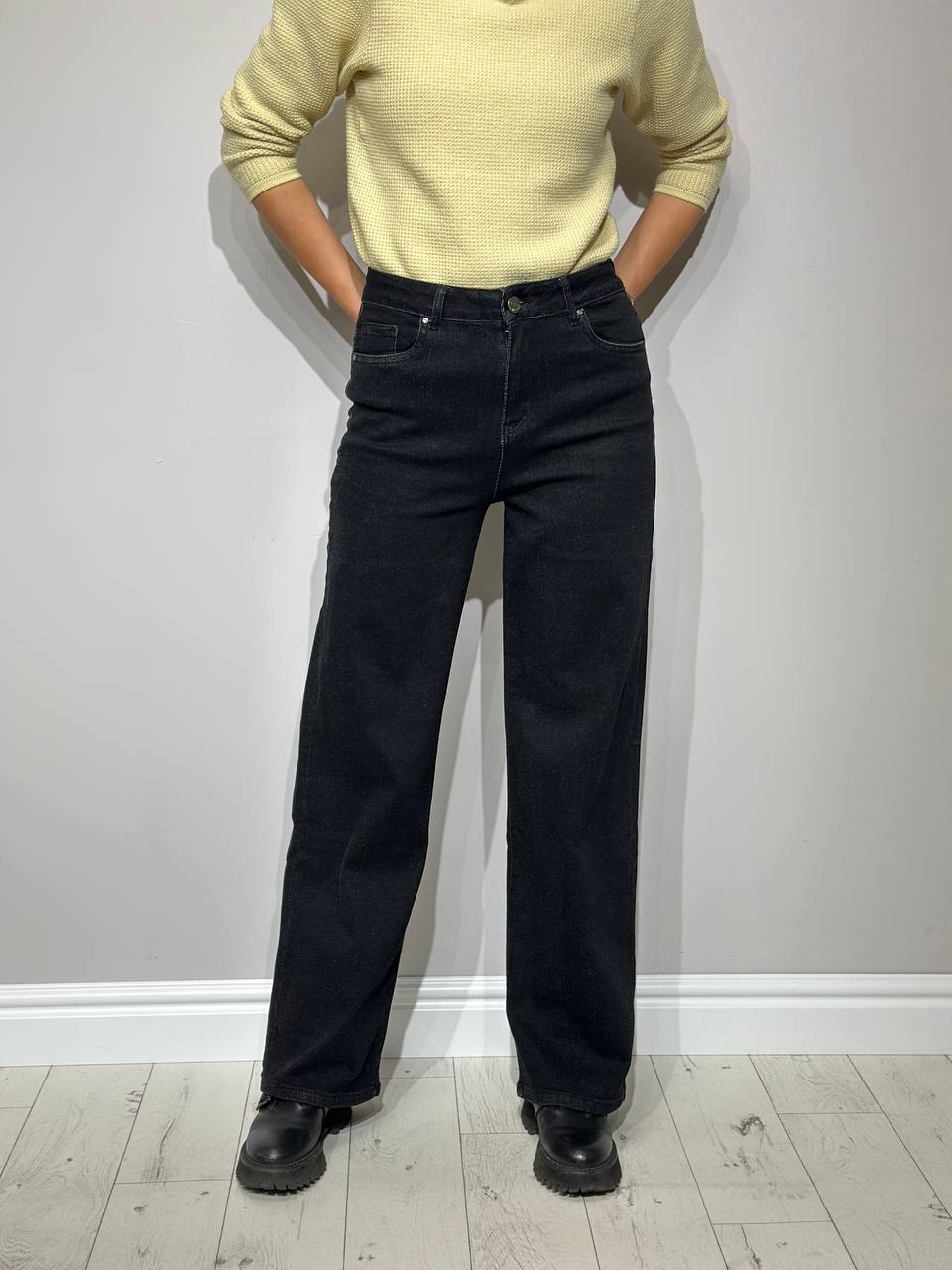 Lankstūs ir platūs moterų džinsai