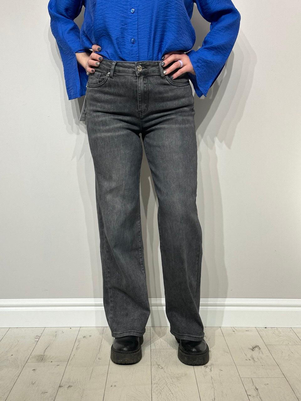 Elastingi plačių kojų džinsai moterims