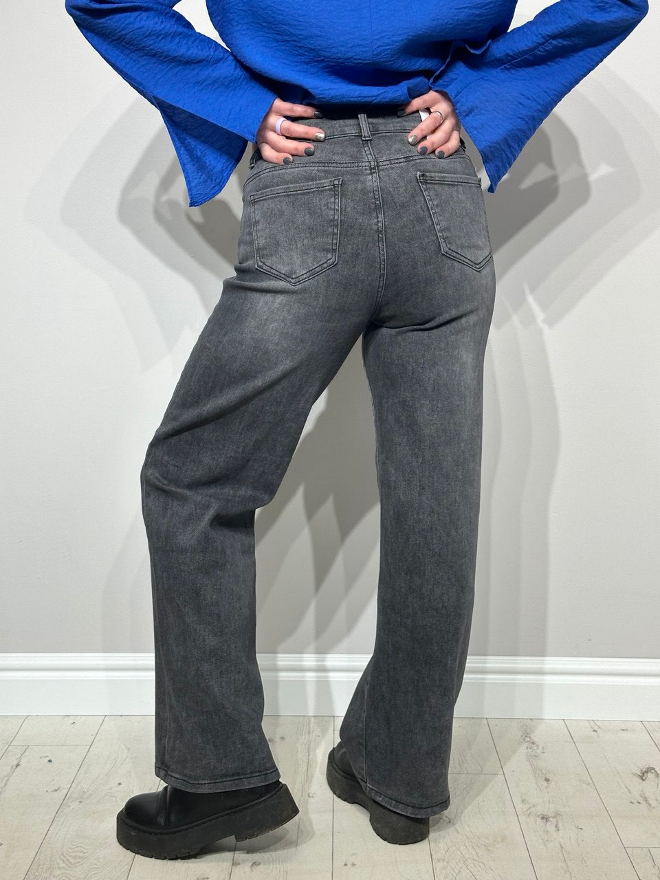 Elastingi plačių kojų džinsai moterims