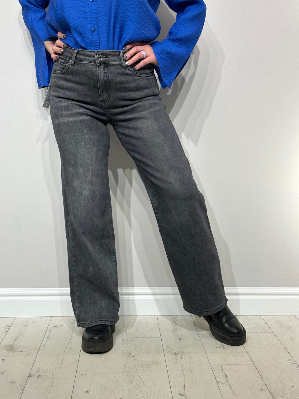 Elastingi plačių kojų džinsai moterims