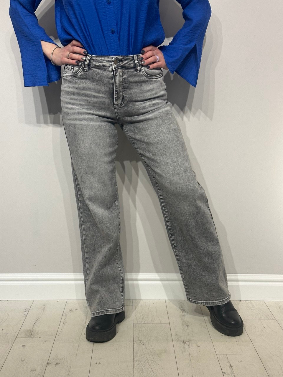 Elastingi plačių kojų džinsai moterims