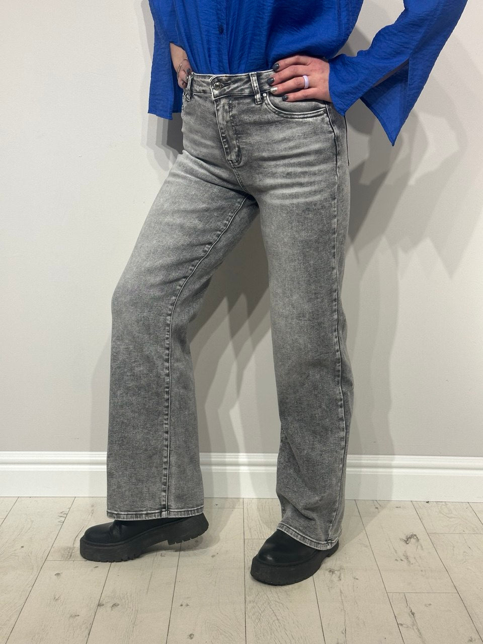 Elastingi plačių kojų džinsai moterims