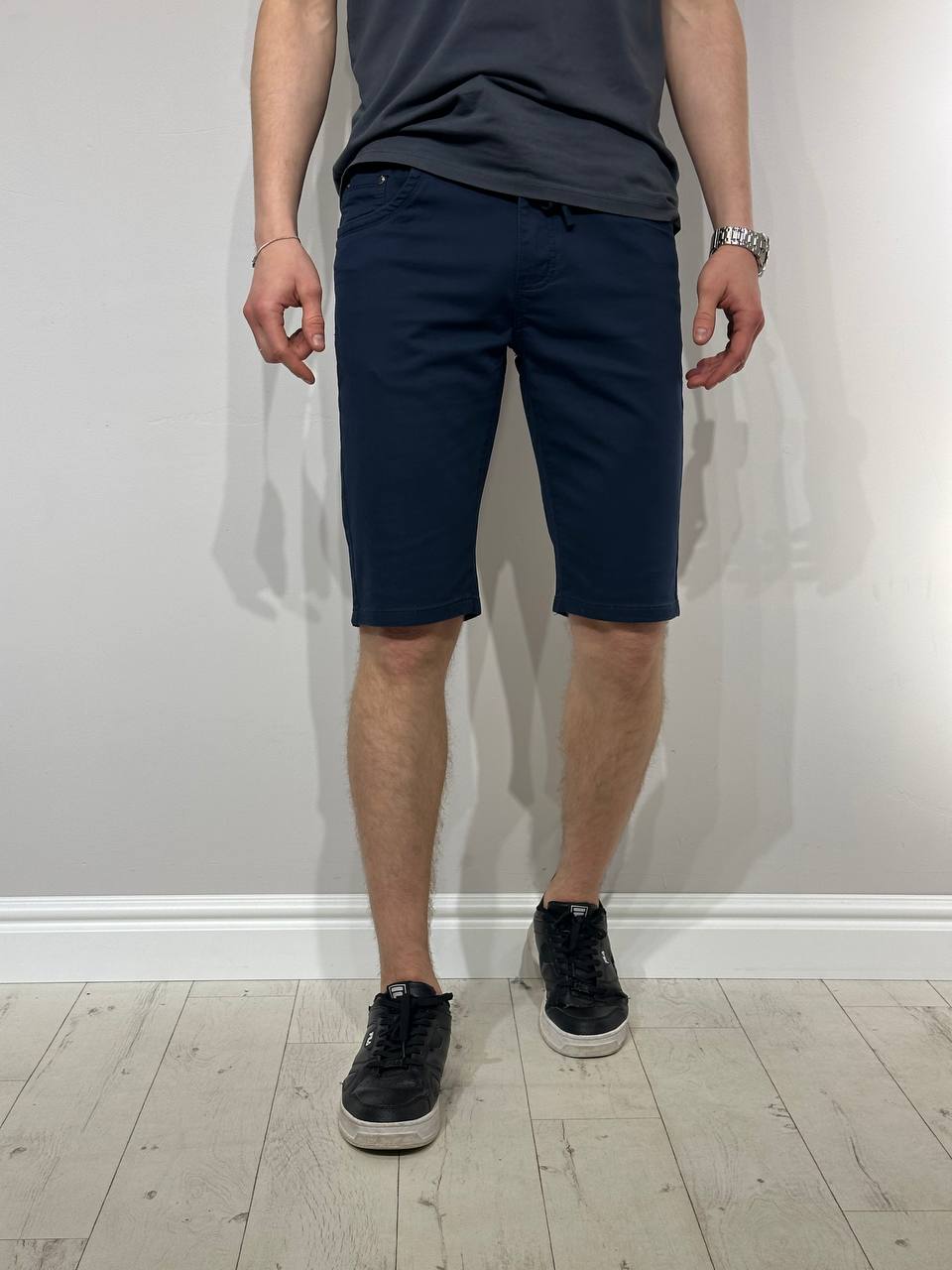 Lankstūs, solidūs audinio šortai