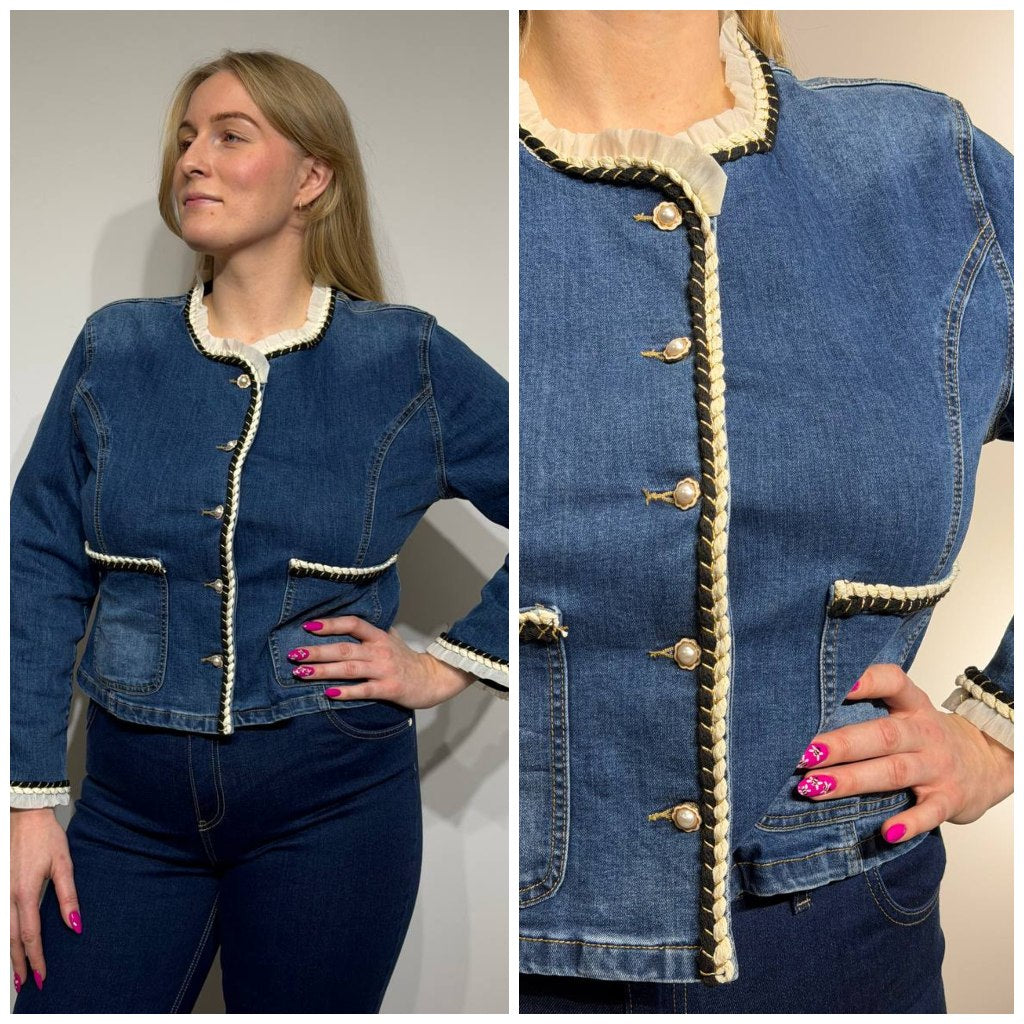 Элегантная джинсовая куртка с декоративной отделкой