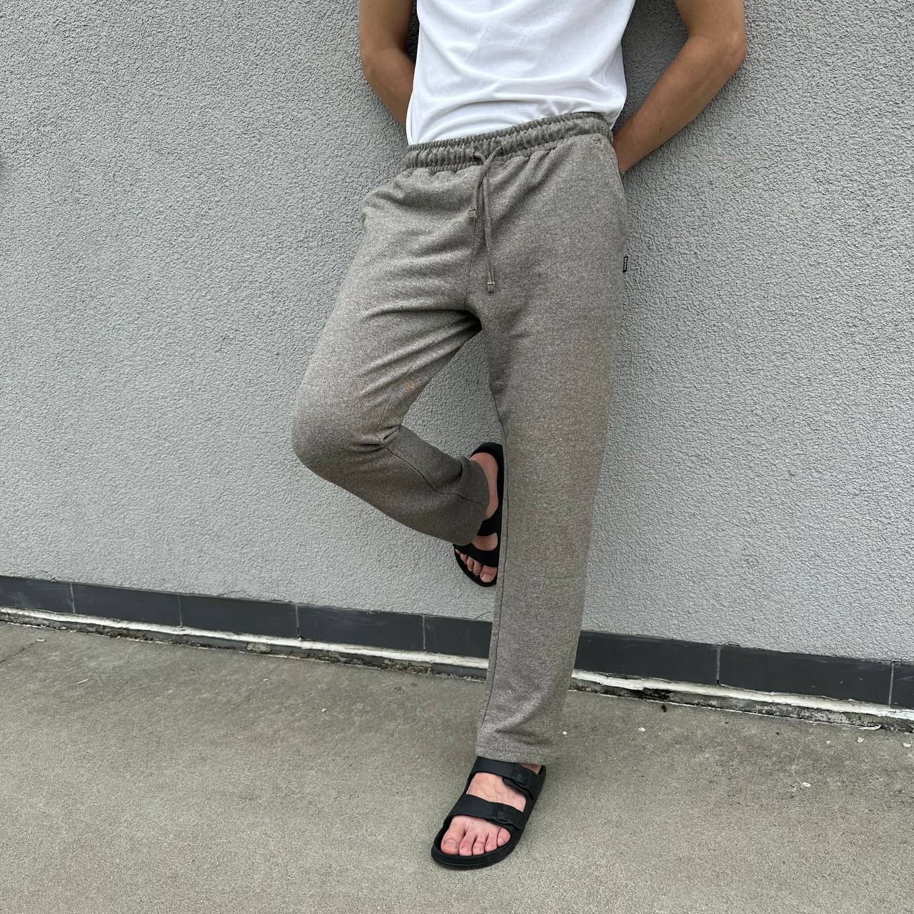 Светлые свободные брюки с прямыми штанинами