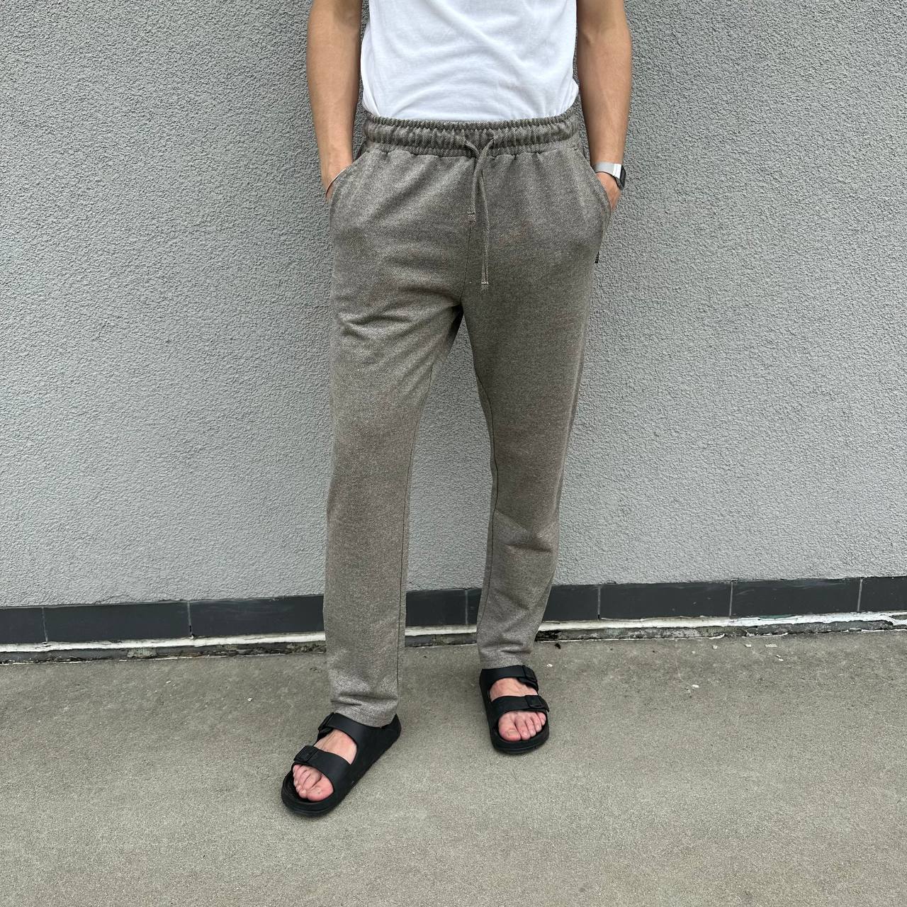 Светлые свободные брюки с прямыми штанинами