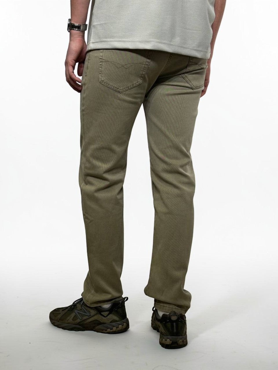 Šviesūs vyriški džinsai vasarai, įprasto silueto