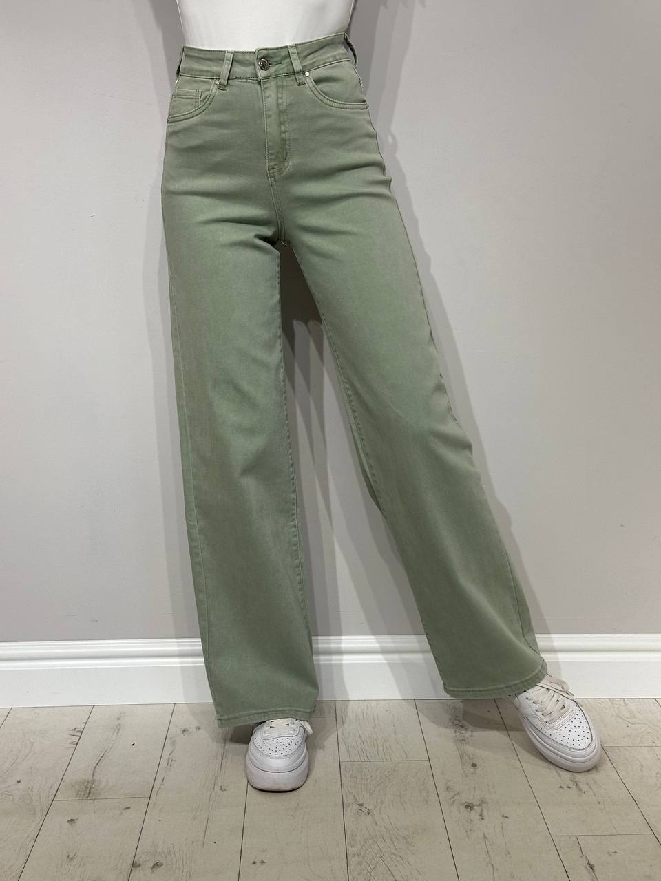 Светлые, широкие женские джинсы