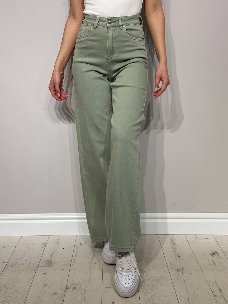 Светлые, широкие женские джинсы