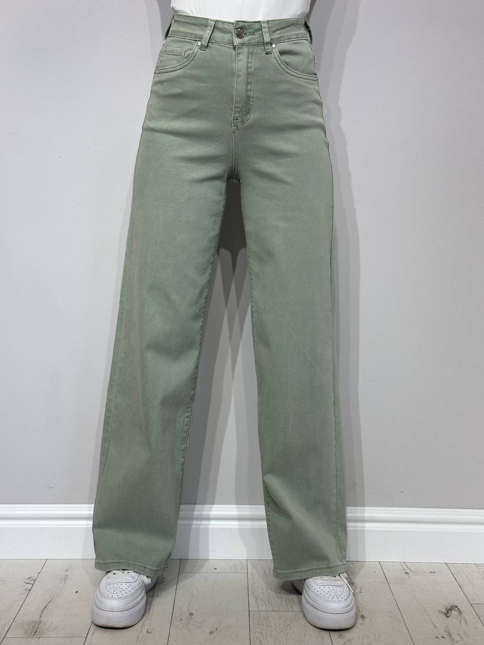 Светлые, широкие женские джинсы