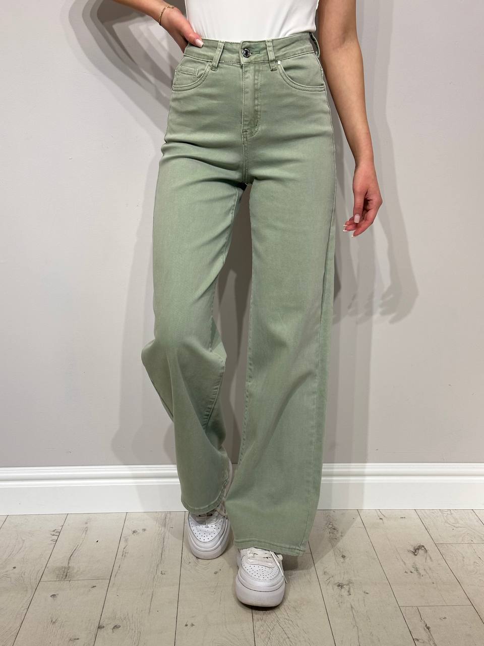 Светлые, широкие женские джинсы