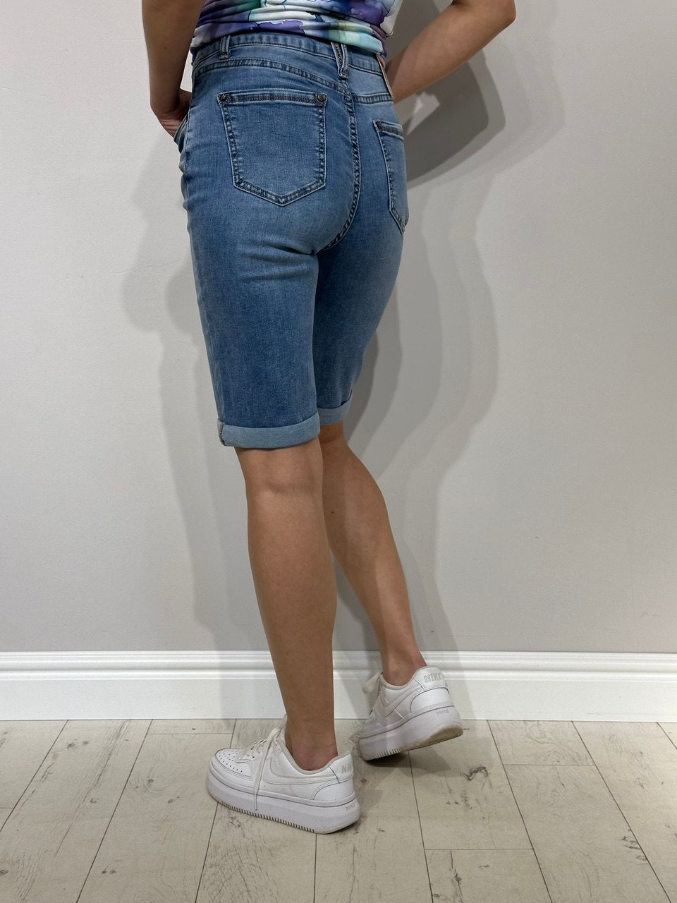 Gari, pieguļantys moteriški džinsiniai šortai