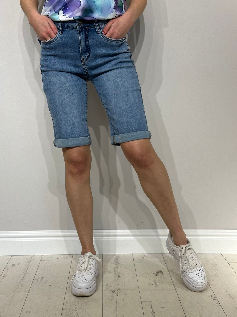 Gari, pieguļantys moteriški džinsiniai šortai