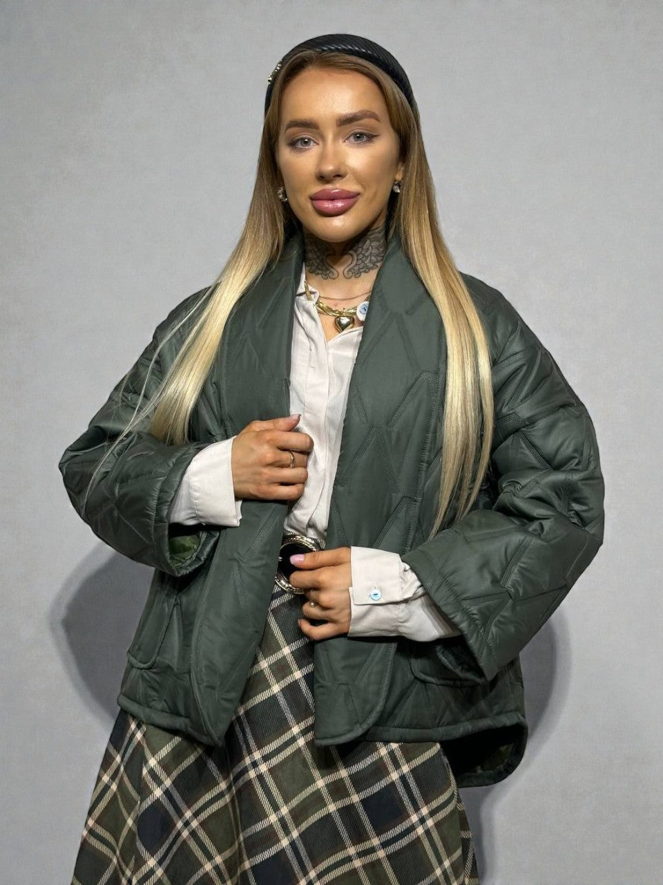 Chaki spalvos dygsniuota striukė moterims