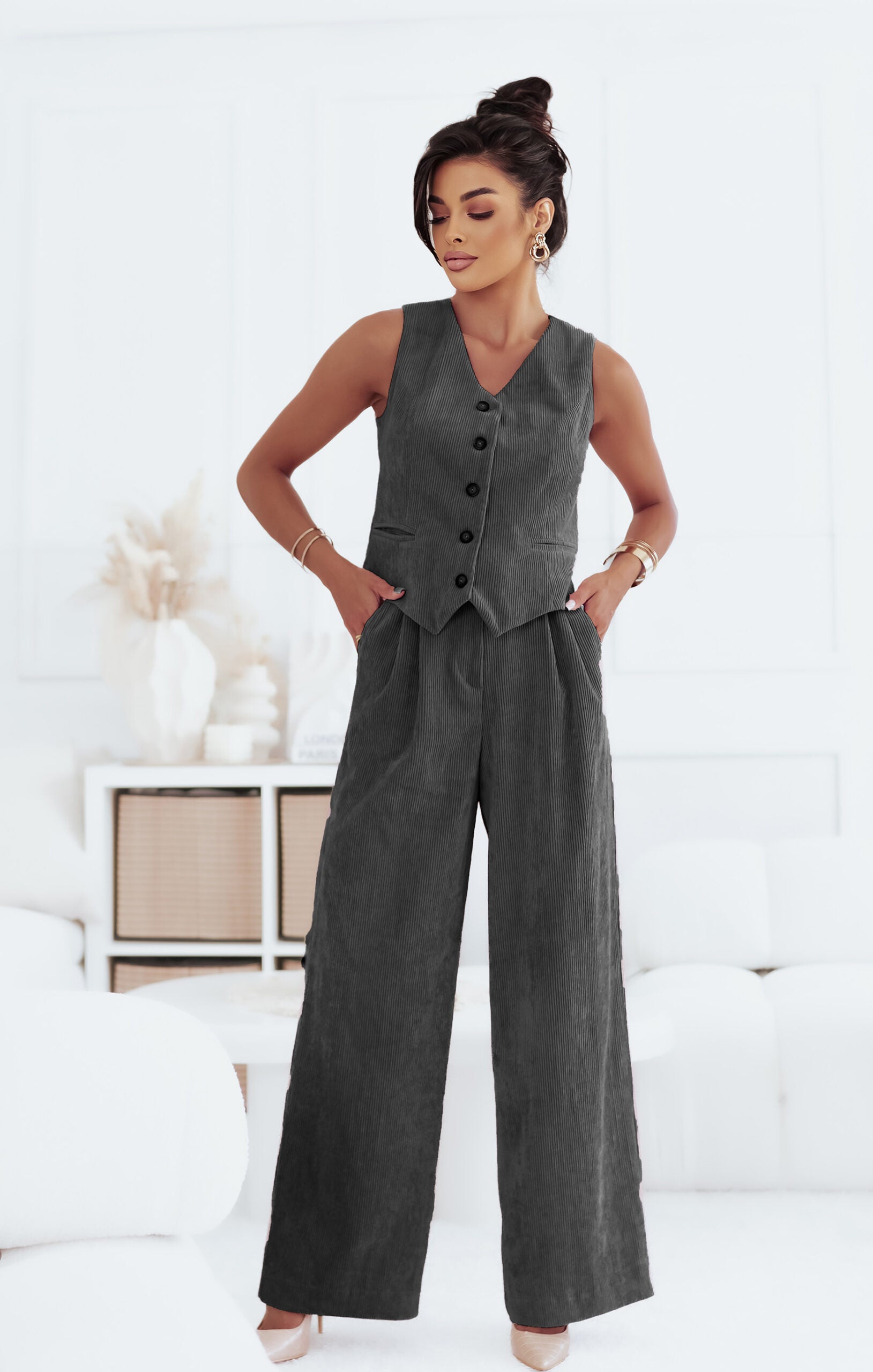 Smalka velveto moteriškas kostiumas