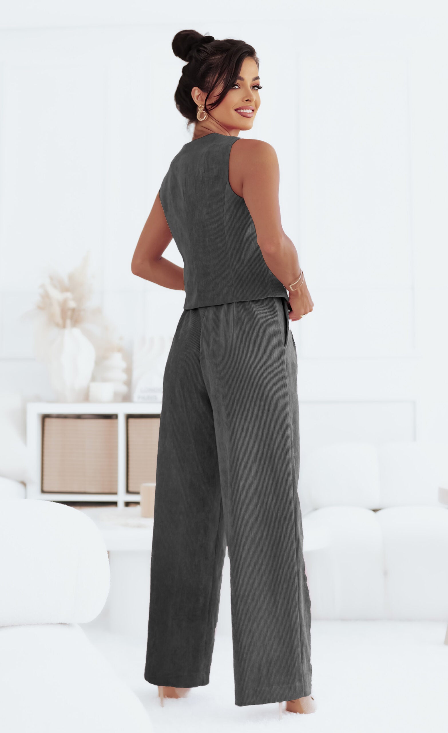 Smalka velveto moteriškas kostiumas