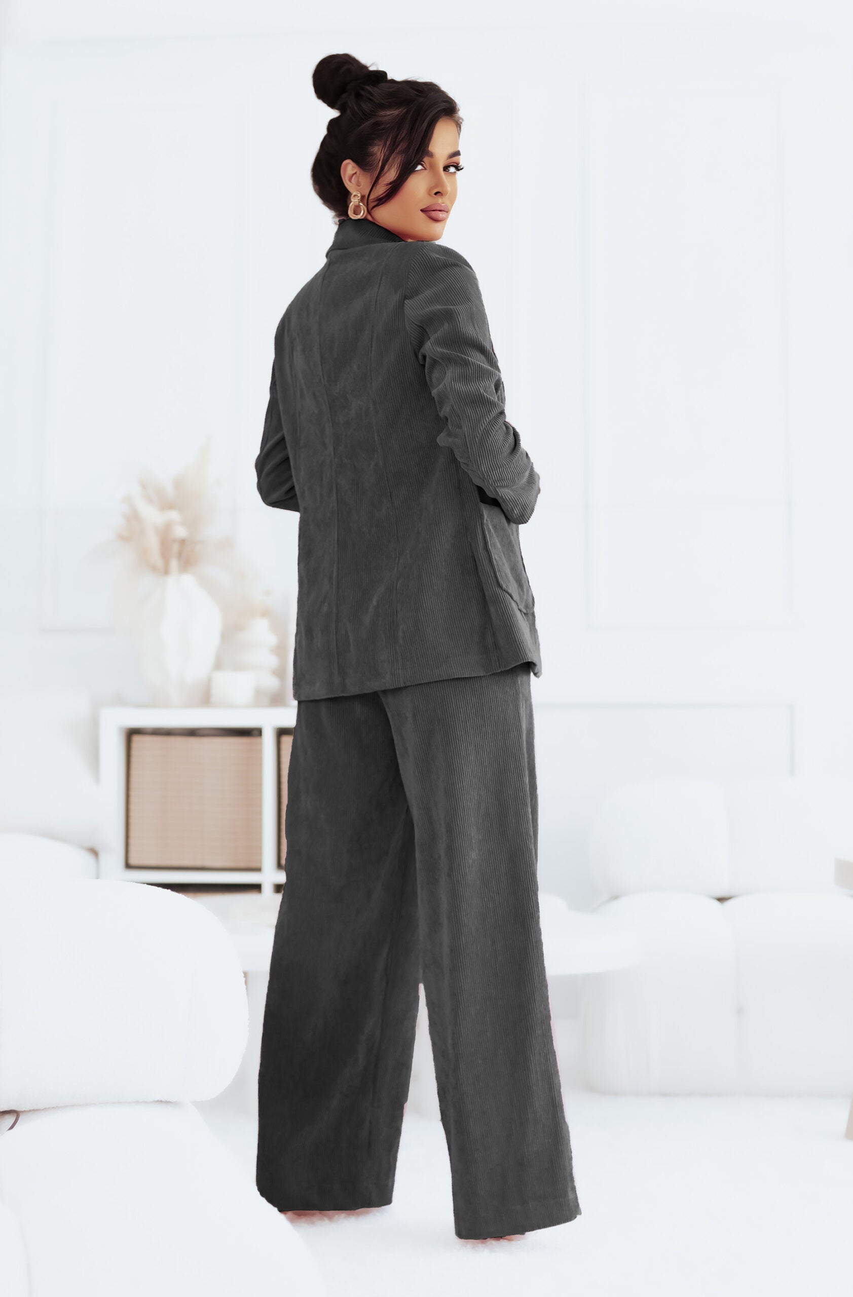 Lietiškas veliūrinis kostiumas moterims