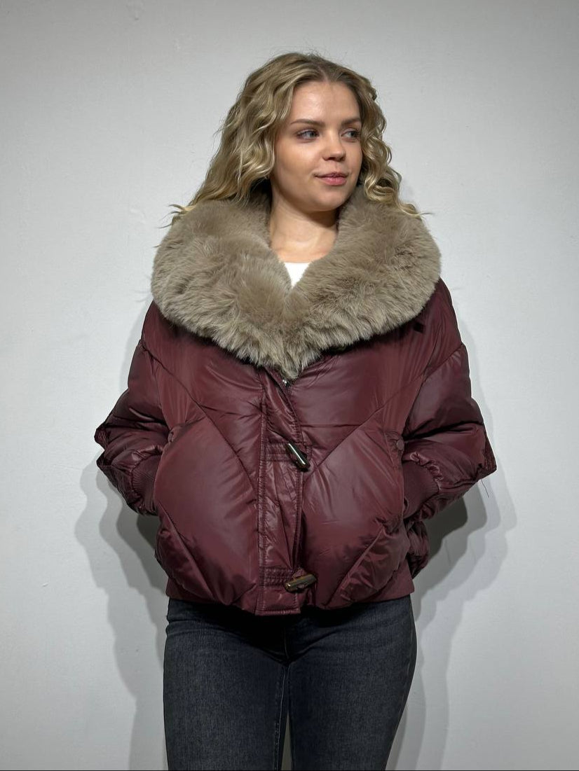 Trumpa moteriška striukė rudeniui