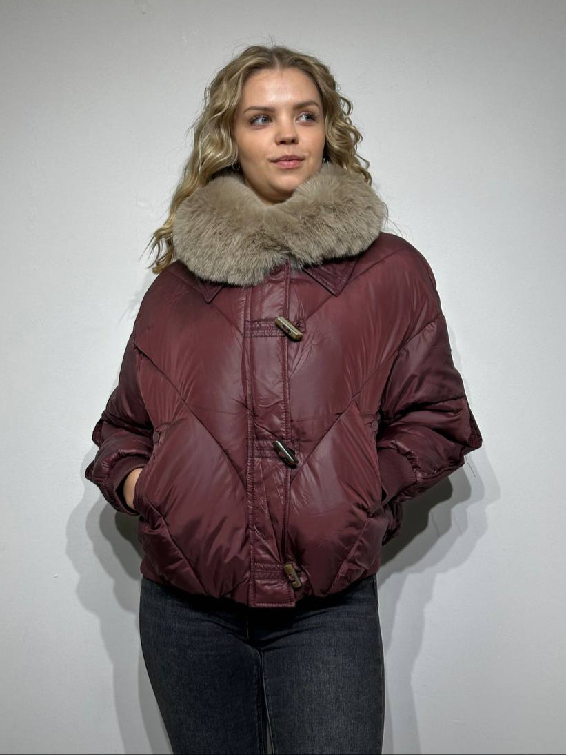 Trumpa moteriška striukė rudeniui