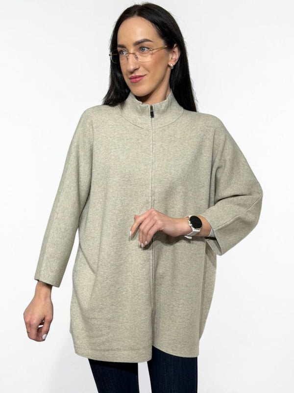 Sieviešu oversize jaka ar rāvējslēdzēju un augstu apkakli