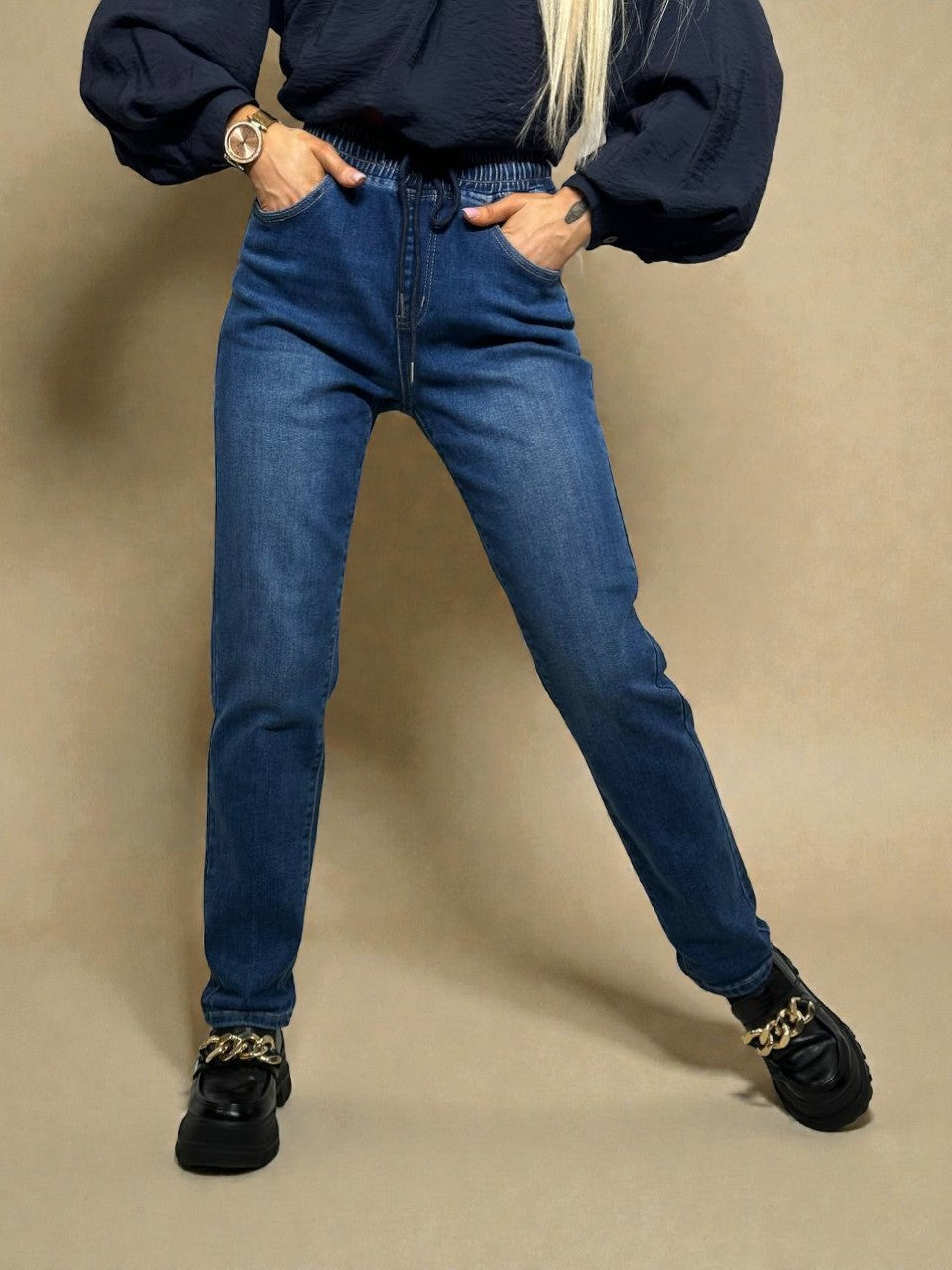 Классические Mom fit джинсы с резинкой на талии