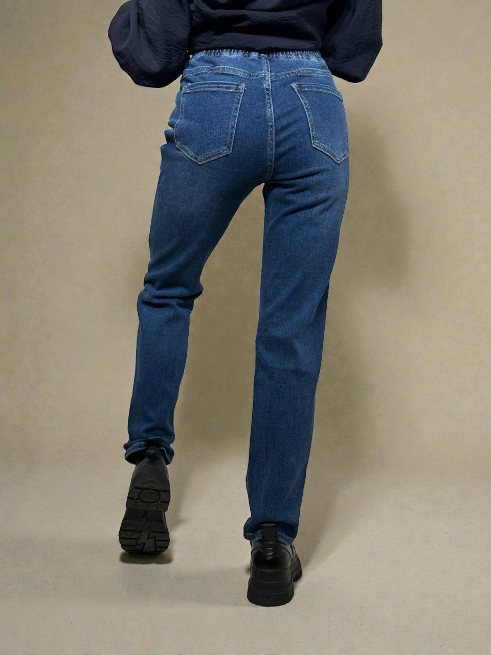 Классические Mom fit джинсы с резинкой на талии