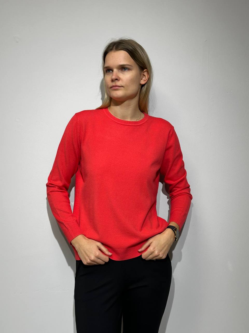 Koraļu krāsas sieviešu džemperis