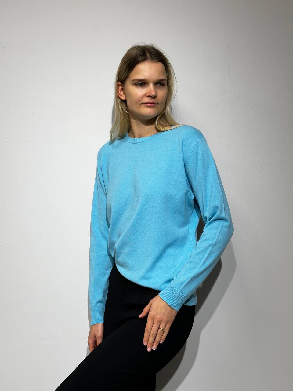 Sieviešu džemperis gaiši zils