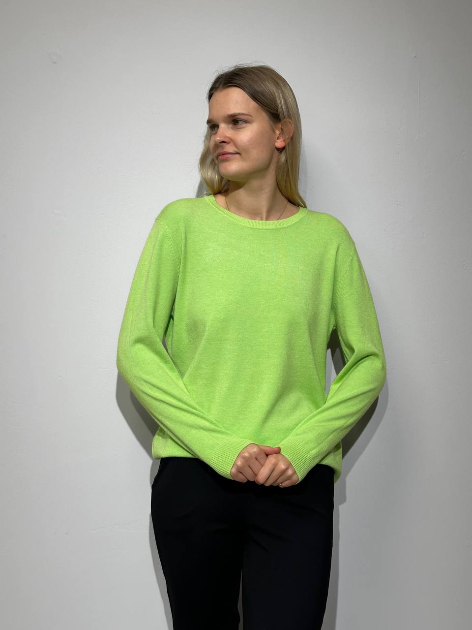 Zaļš sieviešu džemperis
