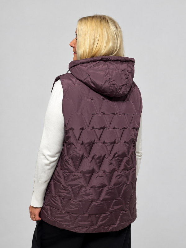Stepēta pagarināta veste ar kapuci
