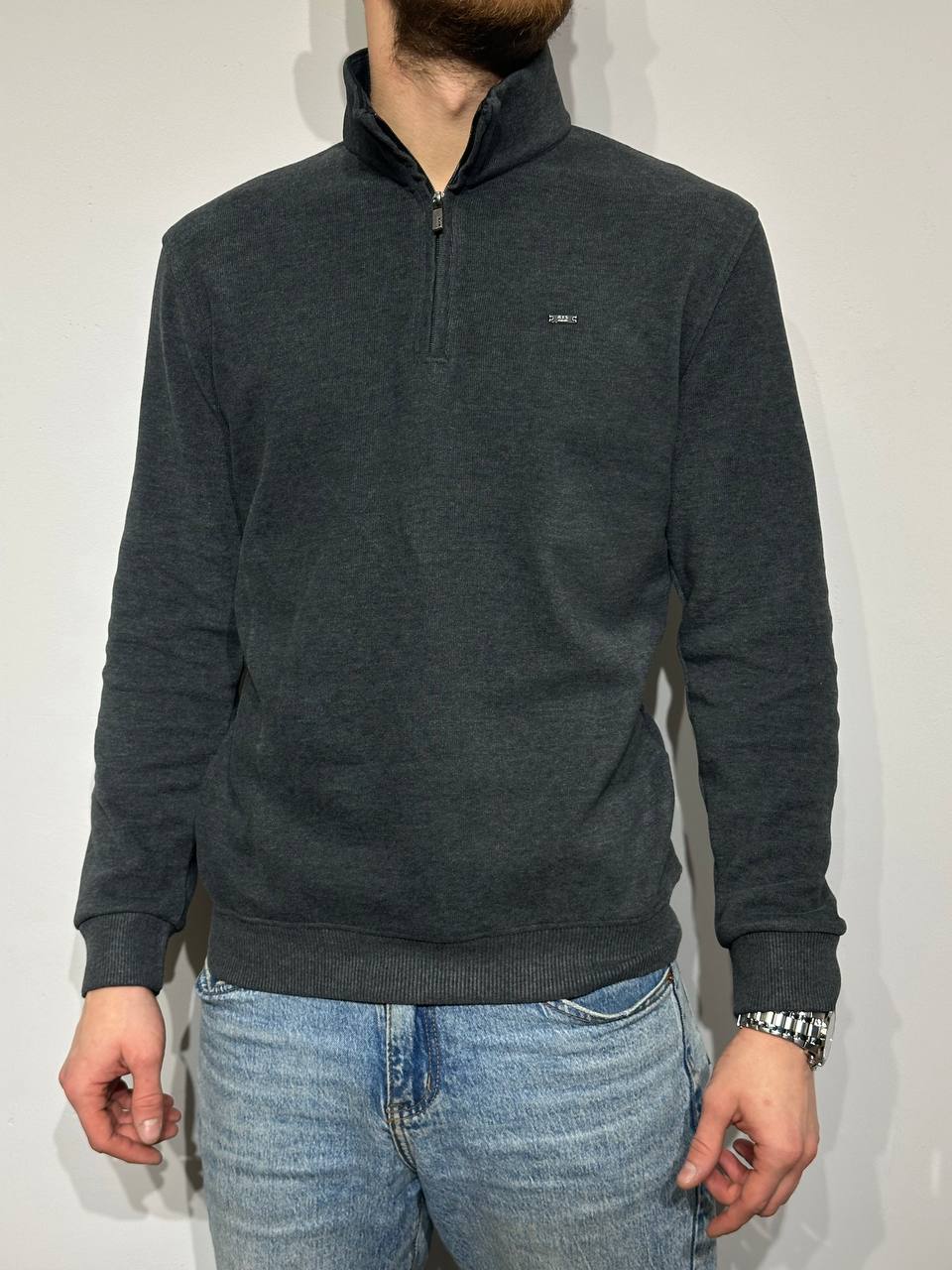 Large size jumper with high collar