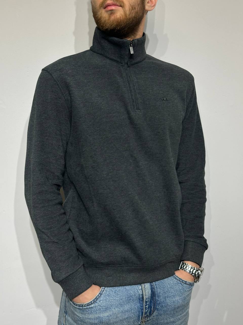 Large size jumper with high collar