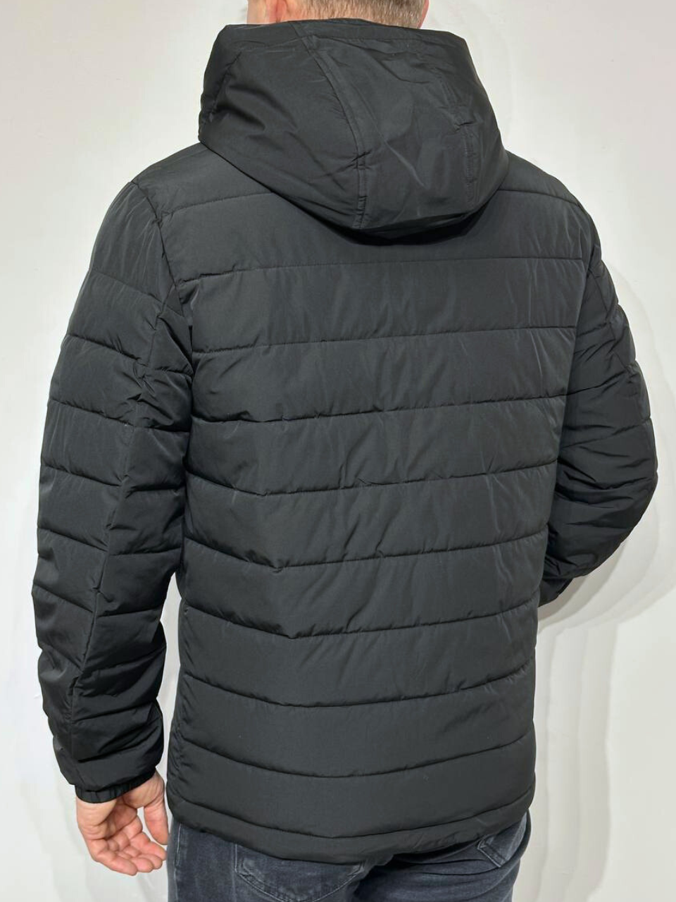 Melna vīriešu virsjaka