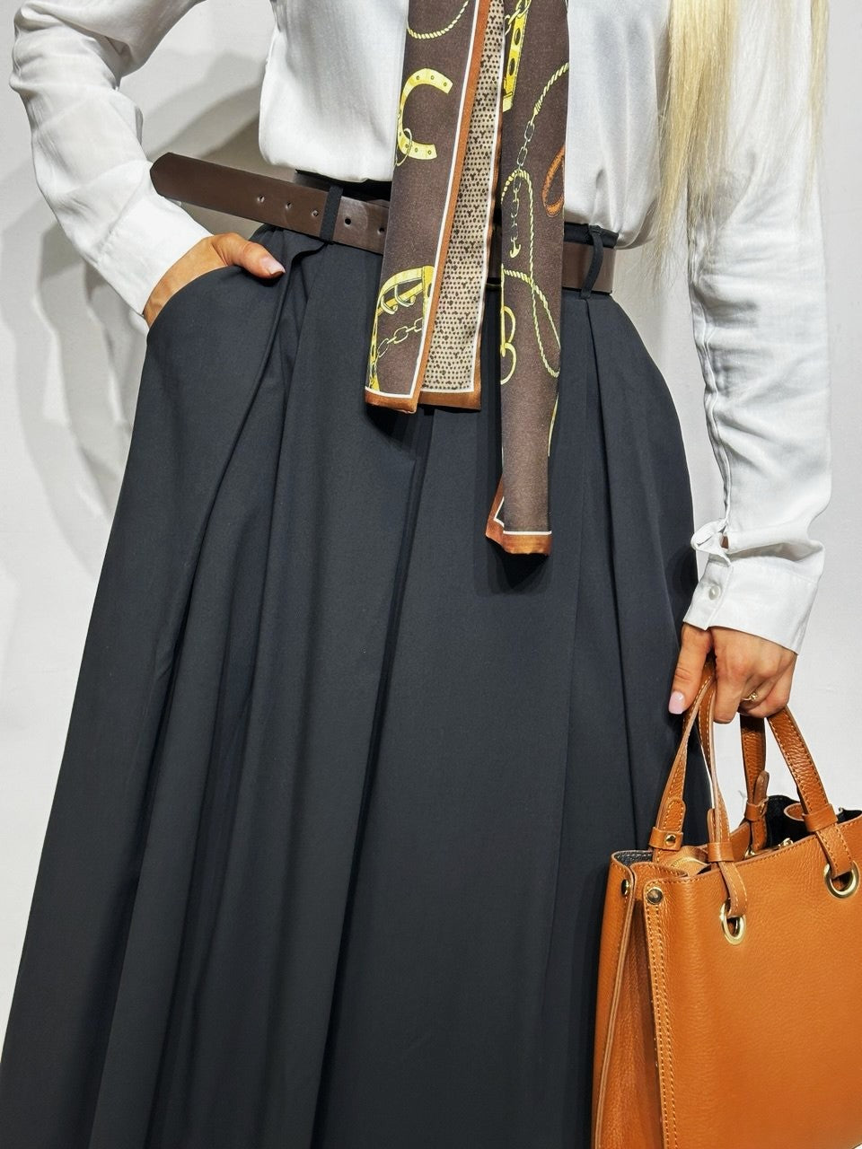 Melni gari svārki ar jostu